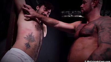 Muscular hunk ties up Aiden Tyler for ticklish discovery