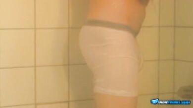 Twink Grant Hiller Spiced Up His Bath Time Stroking His Cock
