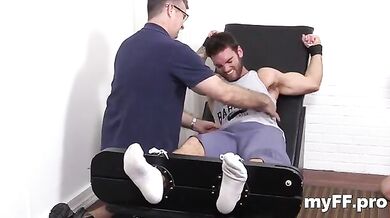 Naked chap loves his gay lover sucking his toes