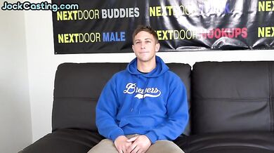 Amateur stud solo wanking