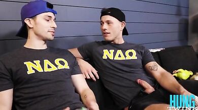 Muscled handosme twinks analfucking